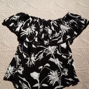 4/$25 Cute black and white floral top